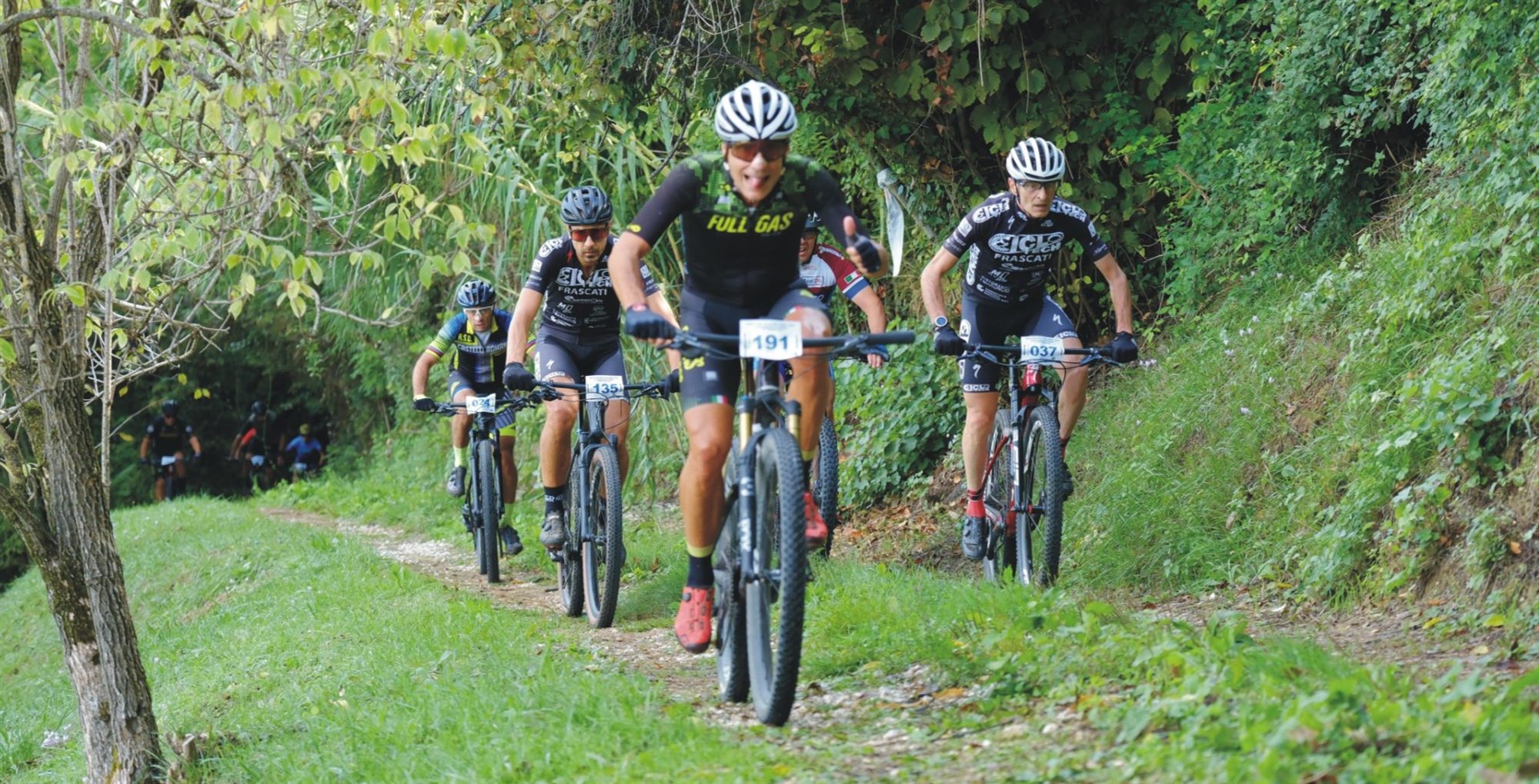 Gruppo di biker in un sentiero nel bosco