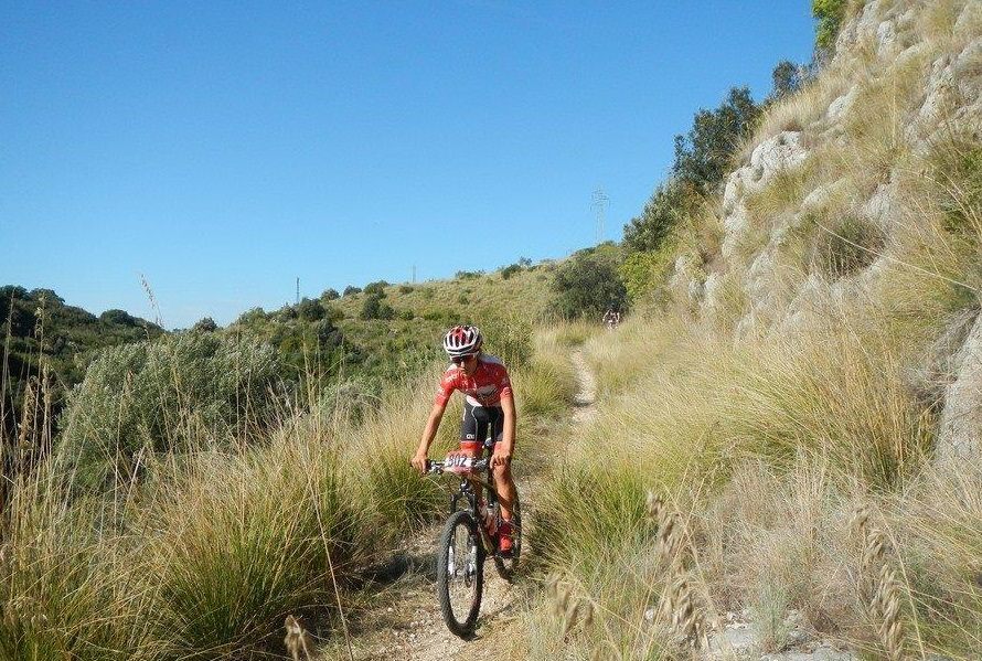 Biker su un sentiero fra l'erba alta