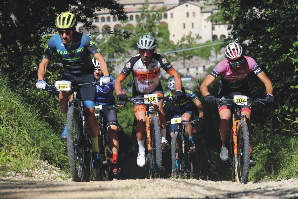 Tre biker in gara su un sentiero di montagna