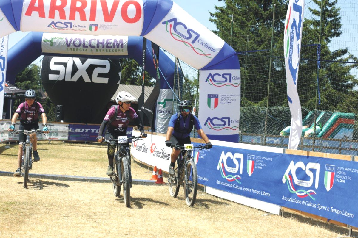 Arrivo di una gara di mountain bike sotto l'arco ACSI
